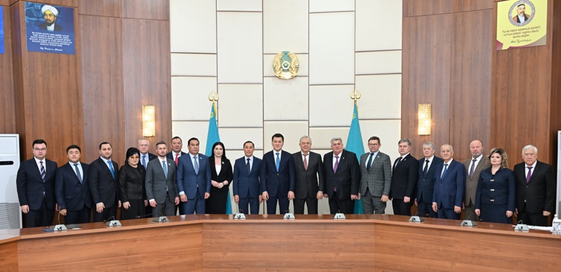 Memlekettik keńesshi respýblıkalyq etnomádenı birlestikterdiń basshylarymen kezdesý ótkizdi Memlekettik keńesshi respýblıkalyq etnomádenı birlestikterdiń basshylarymen kezdesý ótkizdi