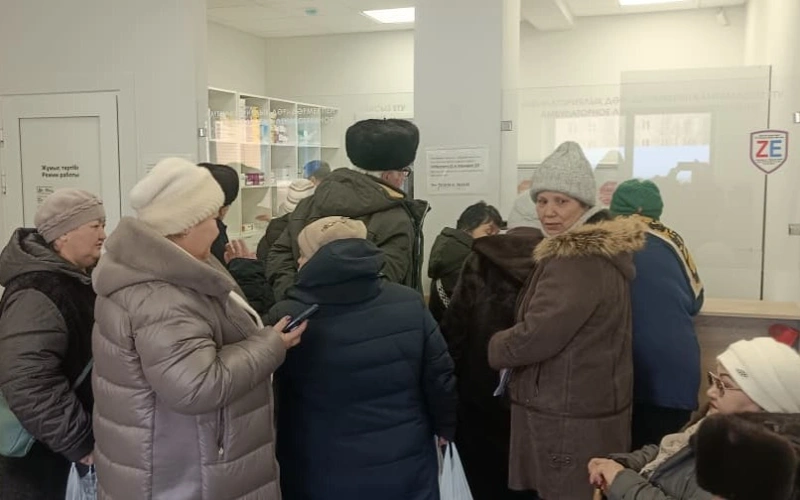 Кокшетауцы часами стоят в очередях за бесплатными лекарствами