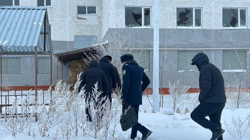 Aqtóbede sot otyrysyna qatysýshylar daý týdyrǵan kópqabatty ǵımaratty aralady Aqtóbede sot otyrysyna qatysýshylar daý týdyrǵan kópqabatty ǵımaratty aralady