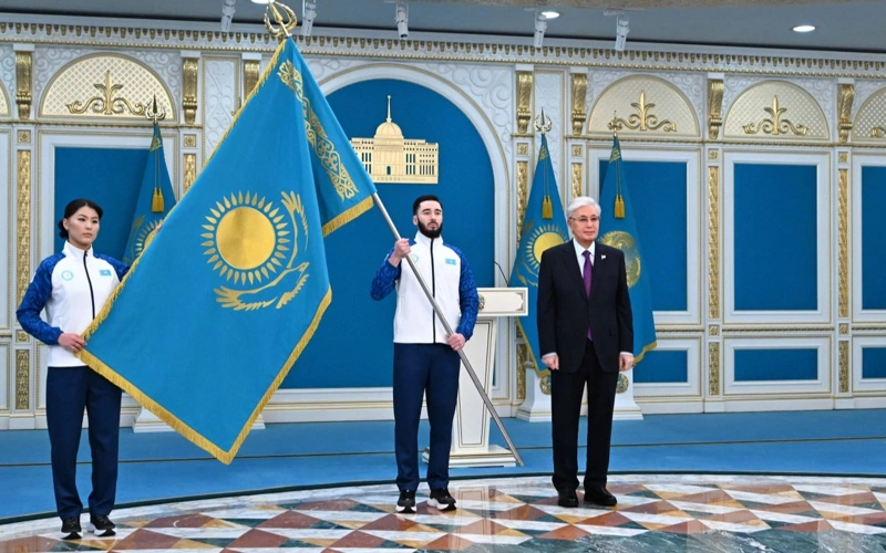 Президент вручил Государственный флаг знаменосцам 