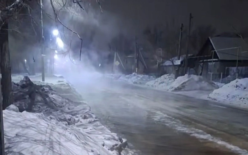 Без холодной воды остались дома из-за порыва трубы в Костанае
