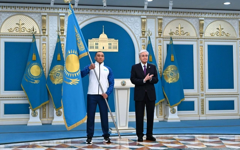 Prezıdent Qysqy Olımpıada oıyndary men Paralımpıadaǵa qatysatyn ulttyq qurama múshelerine Memlekettik týdy tapsyrdy