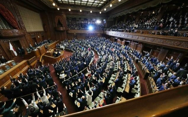 Vpervye za 60 let: premer ıAponıı raspýstıla parlament