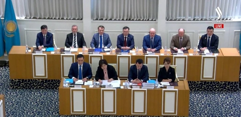 Zańǵa bastamashylyq, referendým usyný, jyl saıynǵy sessııa – Halyq Keńesi qalaı jumys isteıdi 
