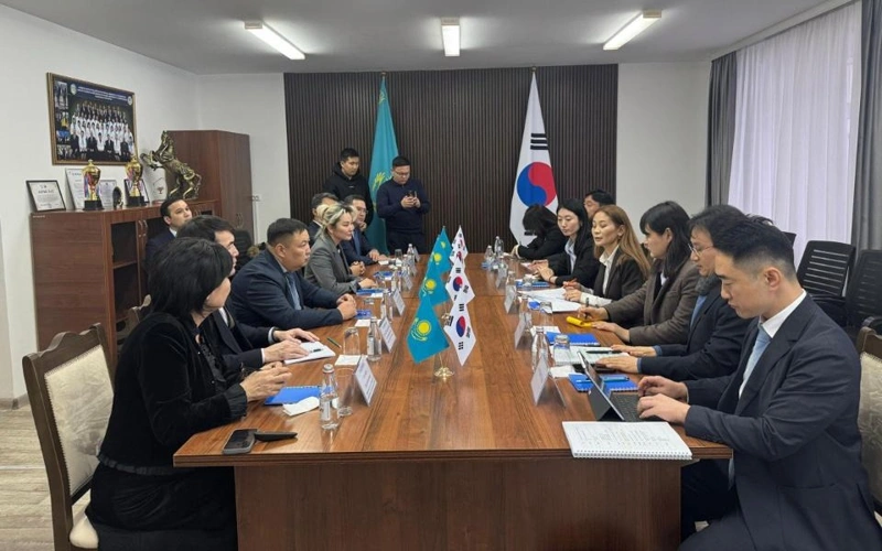 QR Eńbek jáne halyqty áleýmettik qorǵaý vıtse-mınıstri Vıktorııa Shegaı Koreıa Respýblıkasynan kelgen delegattardy Qazaqstandy Employment Permit System (EPS) júıesine engizý úshin irikteýdiń ekinshi kezeńi aıasynda júrgizilip jatqan jumystardyń barysymen tanystyrdy.