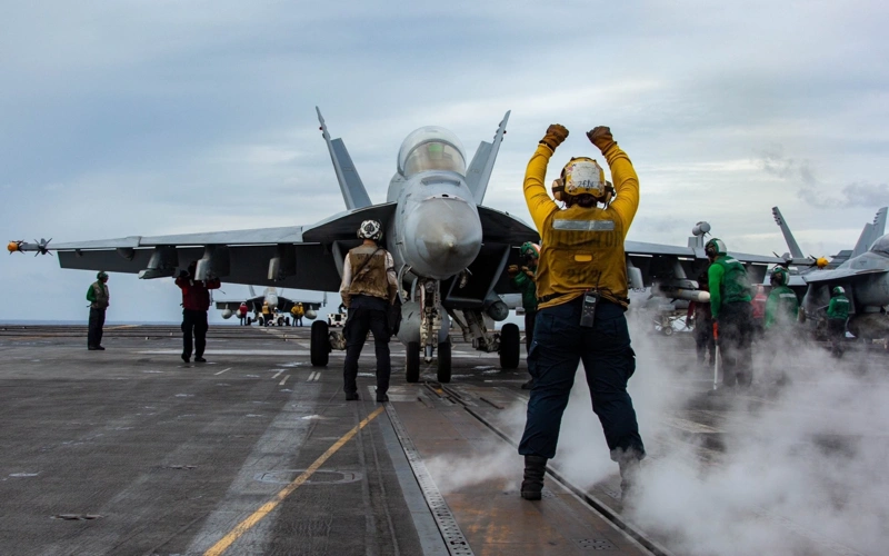 авианосец США