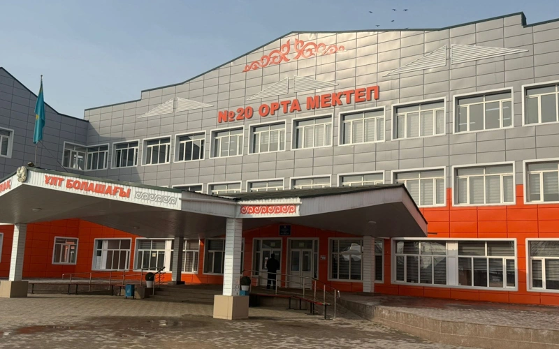 Almaty oblysynda kúrdeli jóndeýden ótken mektep shatyrynan sý aqqan