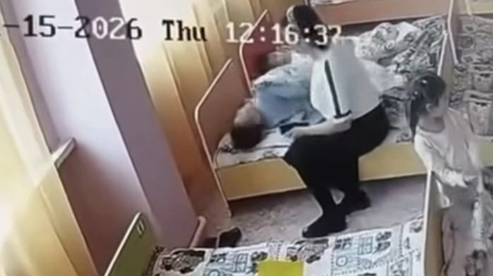 Shymkentte tárbıeshi balalardy shprıtspen qorqytyp, qol kótergen