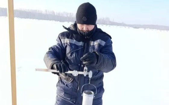 SQO-da kóktemgi sý tasqyny qaýpin boljaý úshin qar jamylǵysynyń kórsetkishteri ólshenip jatyr