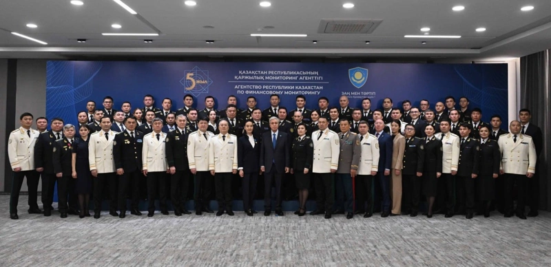 Prezıdent Qarjylyq monıtorıng agenttigi qyzmetkerlerin marapattady