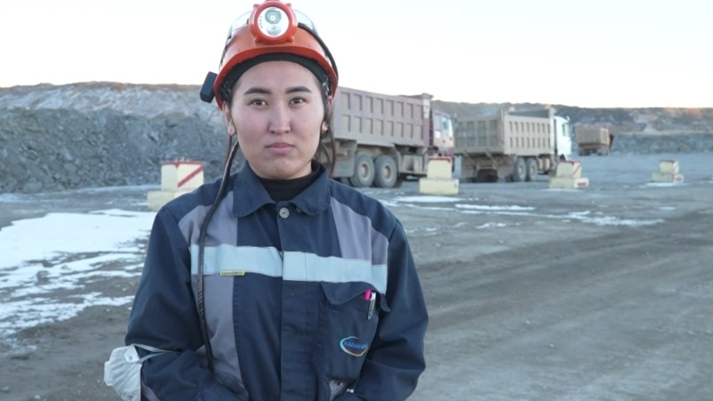 Певица на сцене, шахтер в жизни