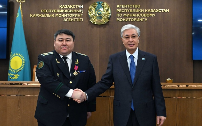 Prezıdent Qarjylyq monıtorıng agenttigi qyzmetkerlerin marapattady