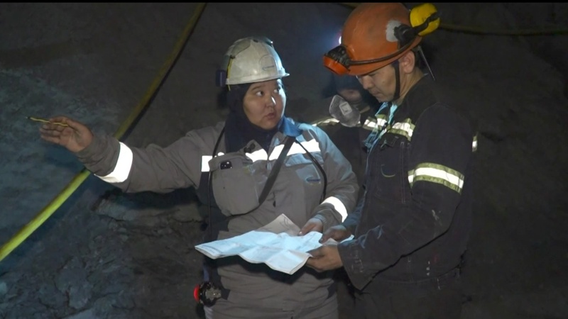 Певица на сцене, шахтер в жизни