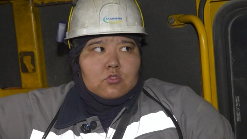 Певица на сцене, шахтер в жизни