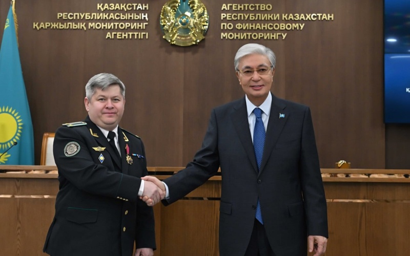 Prezıdent Qarjylyq monıtorıng agenttigi qyzmetkerlerin marapattady