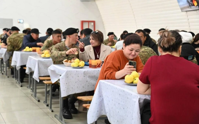 Qarýly kúshterde 31 qańtarda merzimdi áskerı qyzmetshilerdiń týystaryna «Ashyq esik» kúni ótedi