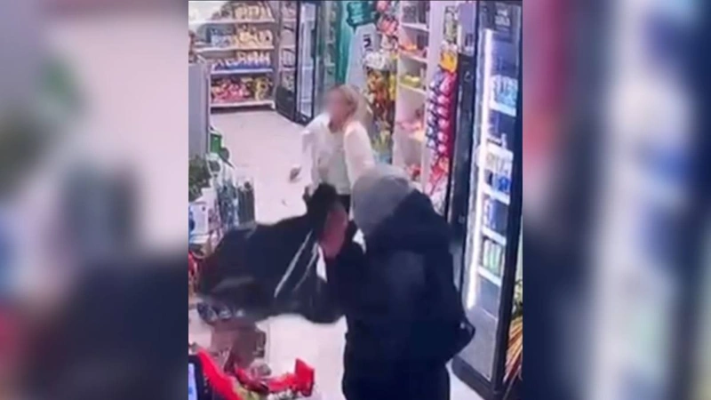 Almatyda er adam azyq-túlik dúkeninde áıelge qaraqshylyq shabýyl jasady
