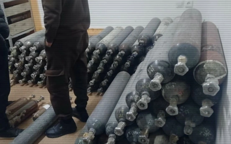 Склад с сотнями баллонов «веселящего газа» накрыли в Шымкенте