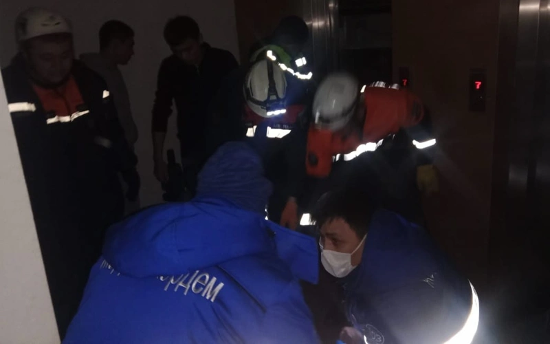 Лифт с пассажиркой внутри сорвался с 12-го этажа в Шымкенте