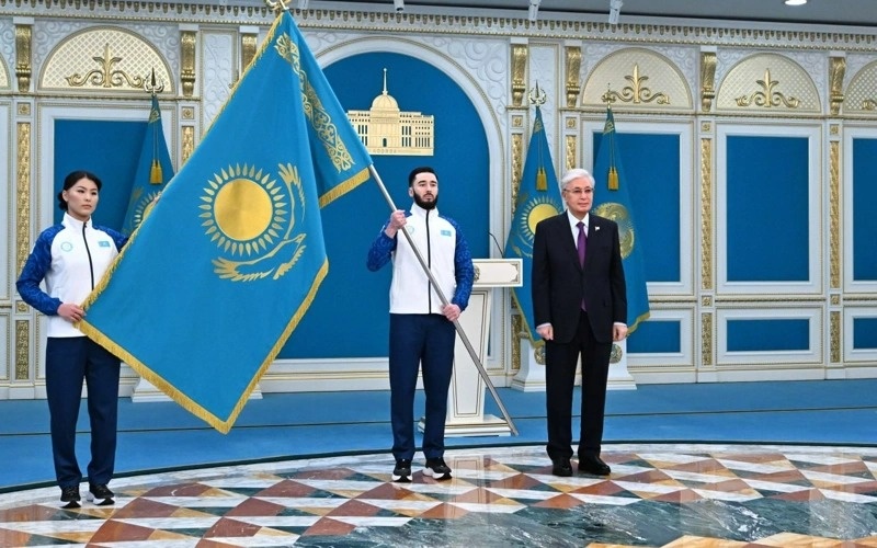 Президент Давлат байроғини топширди Президент Давлат байроғини топширди