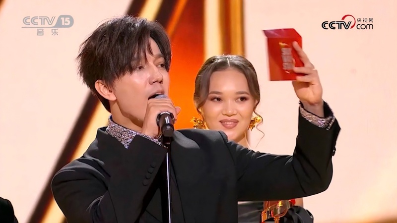 Димаш Кудайберген на церемонии награждения участников конкурса Silk Way Star.