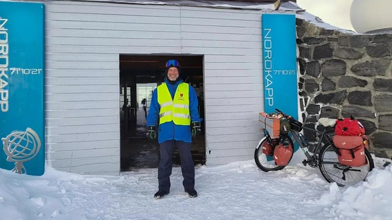 Sibirdegi velosherýge qatysqan ekstremaldy sportshy kóz jumdy