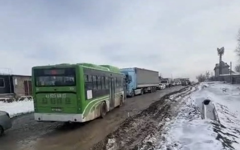 Shymkentte tranzıttik baǵyttaǵy sapasyz jol men keptelis turǵyndardyń ashýyn týǵyzdy