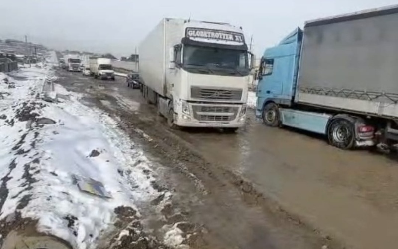 Shymkentte tranzıttik baǵyttaǵy sapasyz jol men keptelis turǵyndardyń ashýyn týǵyzdy