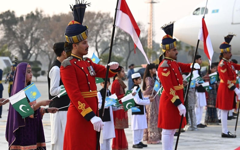 Tokayev welcomed by Pakistan President, PM at Islamabad airport 
