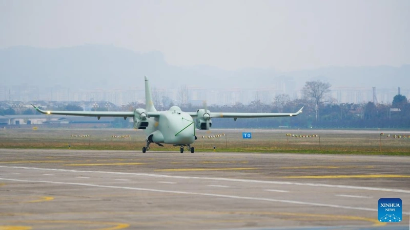 Qytaıdyń gıbrıdti júk tasıtyn dron ushaǵy alǵash ret áýege kóterildi