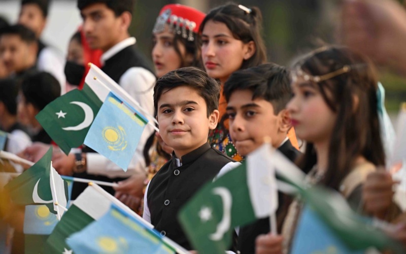 Мемлекет басшысын Исламабад әуежайында Президент Асиф Али Зардари қарсы алды