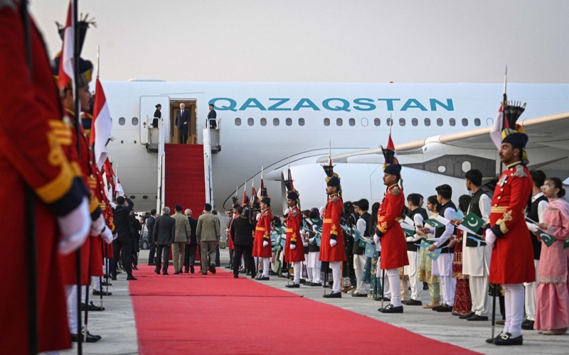 Мемлекет басшысын Исламабад әуежайында Президент Асиф Али Зардари мен Премьер-министр Шахбаз Шариф қарсы алды