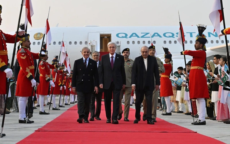 Tokayev welcomed by Pakistan President, PM at Islamabad airport 