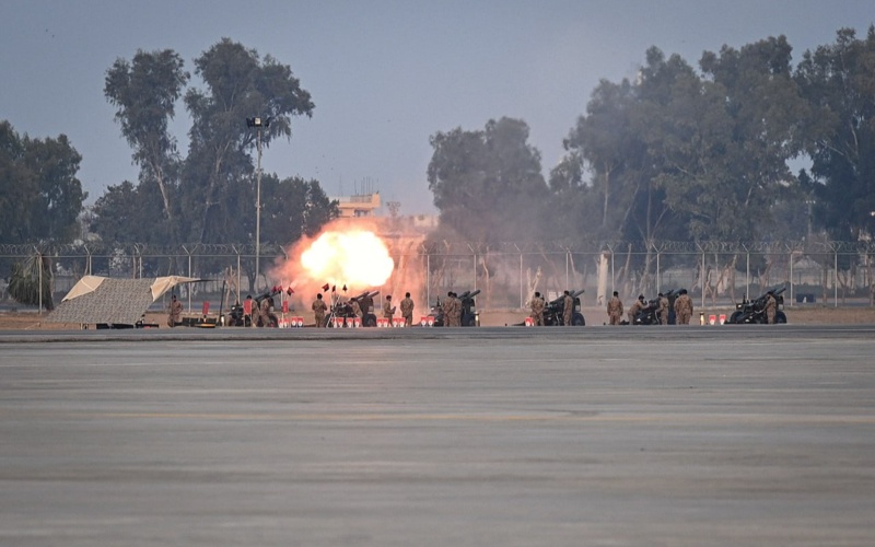 Мемлекет басшысын Исламабад әуежайында Президент Асиф Али Зардари қарсы алды