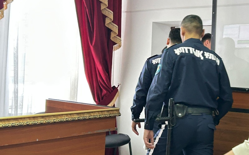 Ақтөбеде оқушы қызды зорлаған өгей атасы сотталды Ақтөбеде оқушы қызды зорлаған өгей атасы сотталды