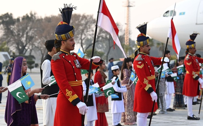 Мемлекет басшысын Исламабад әуежайында Президент Асиф Али Зардари қарсы алды