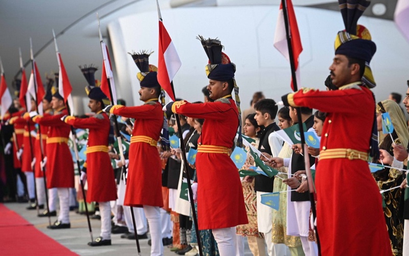 Tokayev welcomed by Pakistan President, PM at Islamabad airport 