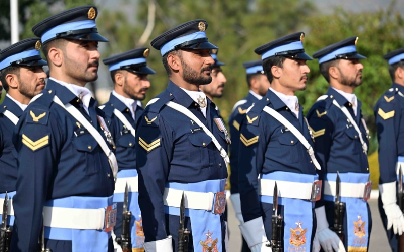 Pakistan's Prime Minister welcomes Kazakh President at his official residence 