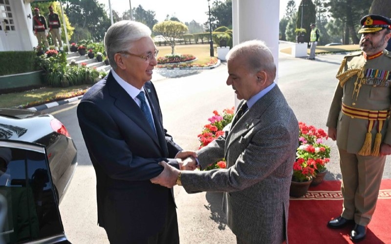 Pakistan's Prime Minister welcomes Kazakh President at his official residence 