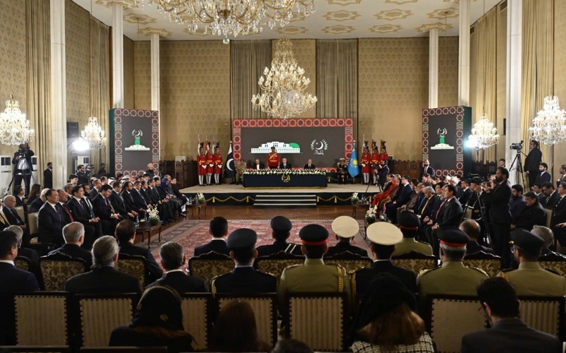 the President of Kazakhstan and the Prime Minister Shehbaz Sharif held talks in restricted and enlarged formats.   Recall that President Kassym-Jomart Tokayev arrived in Pakistan on a state visit. The visit of the Head of State is viewed as a step toward shifting bilateral relations into a project-oriented mode, with concrete routes, contracts, market access, logistics, and transit.  An official welcome ceremony for the President of Kazakhstan, Kassym-Jomart Tokayev, was held at the residence of the Prime Minister of Pakistan.