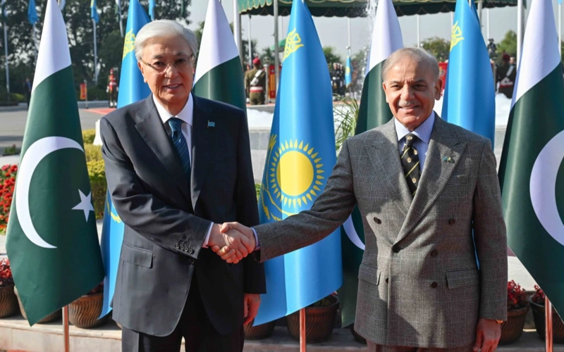 Pakistan's Prime Minister welcomes Kazakh President at his official residence 