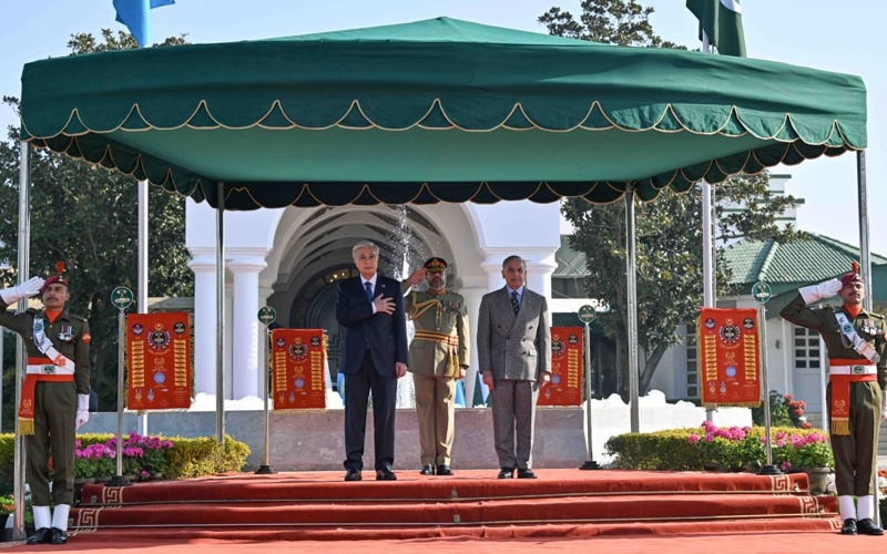 Pakistan's Prime Minister welcomes Kazakh President at his official residence 