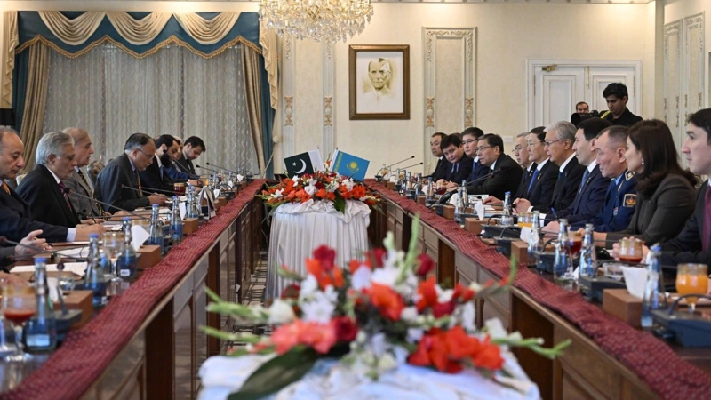 Memleket basshysy Pákistan Premer-mınıstri Shahbaz Sharıfpen kelissóz júrgizdi 