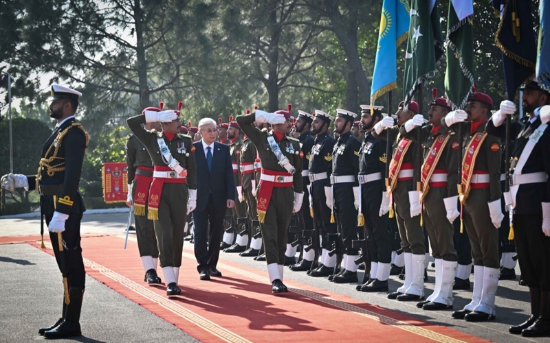 Pakistan's Prime Minister welcomes Kazakh President at his official residence 