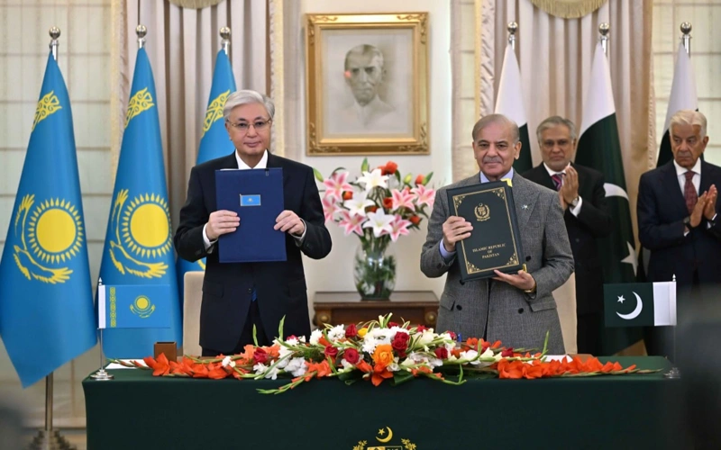 Kasym-Jomart Tokaev ı Shahbaz Sharıf podpısalı Sovmestnýıý deklaratsııý ob ýstanovlenıı strategıcheskogo partnerstva mejdý Kazahstanom ı Pakıstanom