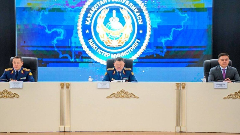 Іshki ister mınıstri Erjan Sadenov Shymkent qalasynyń polıtsııa departamentinde kóshpeli keńes ótkizdi