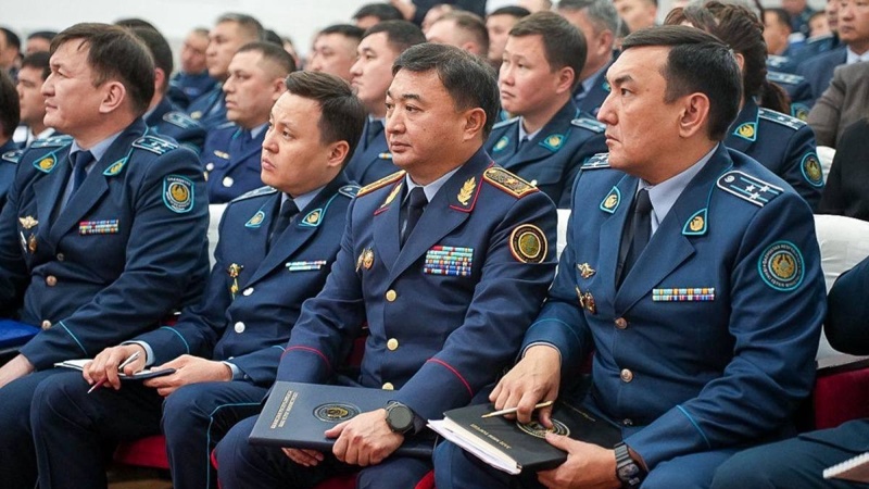 Іshki ister mınıstri Erjan Sadenov Shymkent qalasynyń polıtsııa departamentinde kóshpeli keńes ótkizdi