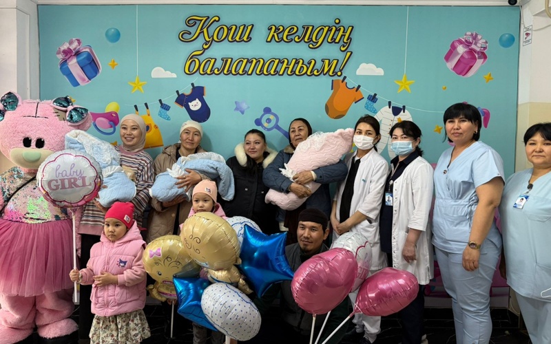 七个孩子的幸福家庭：奇姆肯特三胞胎平安回归在望