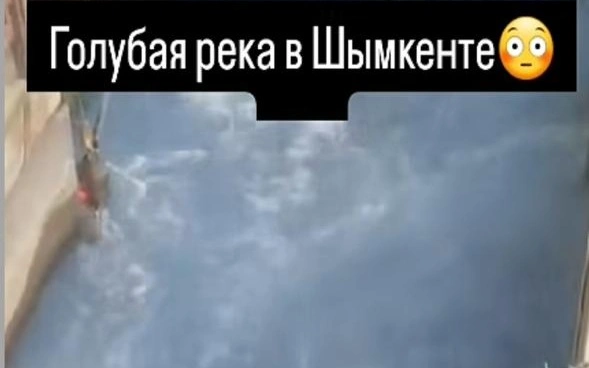 Река Карасу в Шымкенте окрасилась в сине-голубой цвет
