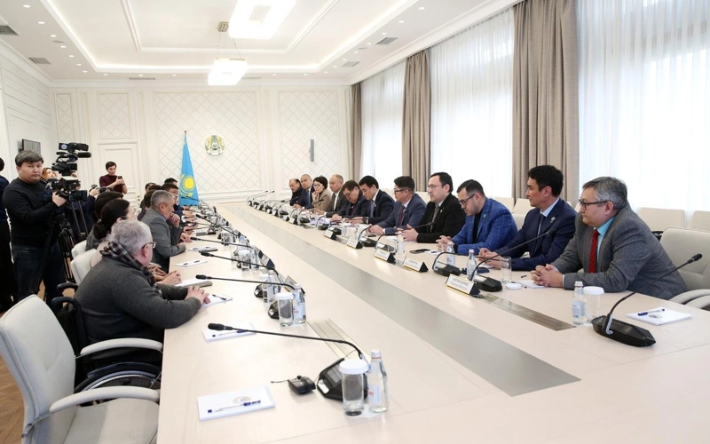 Almaty jurtshylyǵymen ótken kezdesýde Konstıtýtsııaǵa engiziletin túzetýler túsindirildi